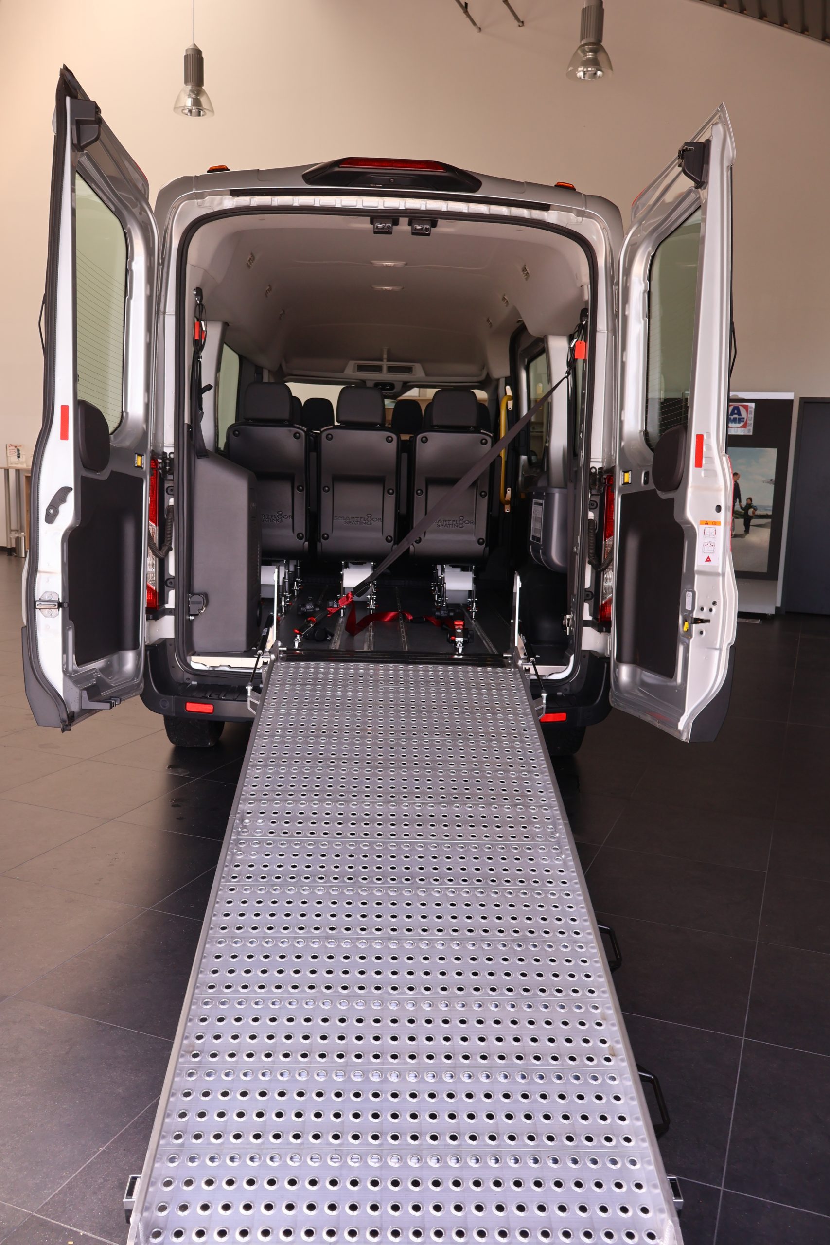 Rollstuhlplatz oder Einstieg des Fahrzeugs